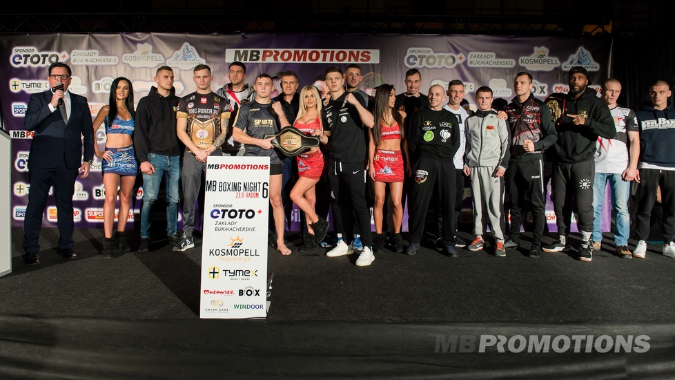 MB Boxing Night 6. One skradły show. Ring girl podczas ceremonii ważenia (galeria)