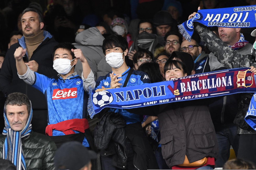 Liga Mistrzów. Napoli - Barcelona. Strach przed koronawirusem. Kibice założyli maseczki (galeria)